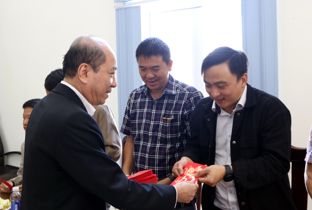 Chủ tịch UBND tỉnh Phạm Ngọc Nghị đến thăm, chúc Tết Ban Quản lý dự án Đầu tư xây dựng công trình giao thông và nông nghiệp phát triển nông thôn tỉnh